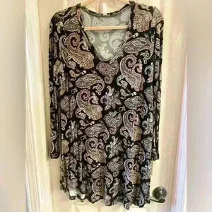 Pompano Women’s paisley tunic in size Large. V neck and very flattering.